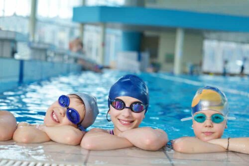 Trois enfants au bord de la piscine.