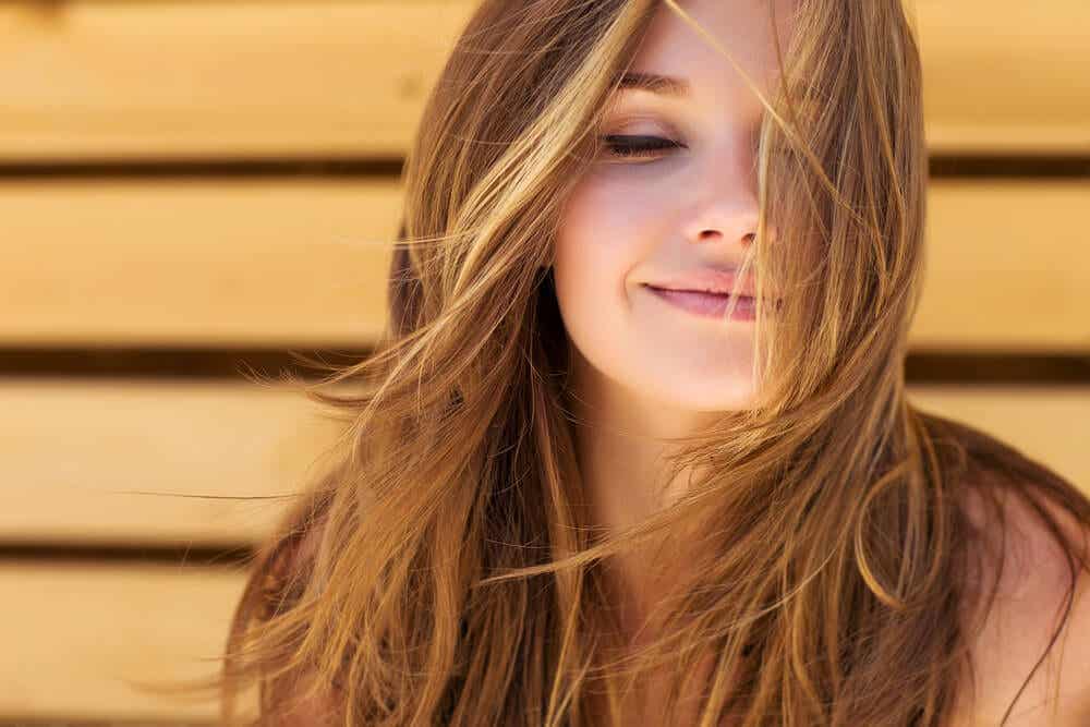 Une femme qui a les cheveux lâchés.