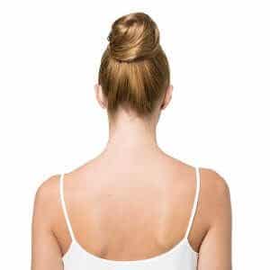 Une femme qui a un chignon.