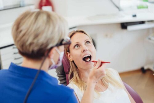 Une femme chez le dentiste.