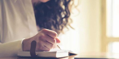Une femme qui écrit dans son cahier.