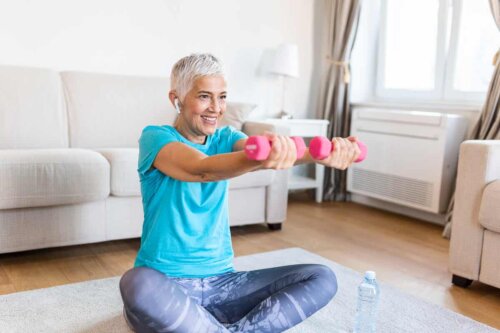 Une femme qui fait des exercices pour les bras avec des haltères.