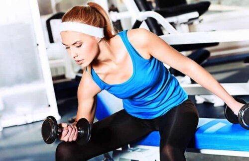 Une femme qui s'entraîne avec des poids.