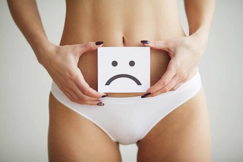 Le ventre d'une femme avec un smiley mécontent.