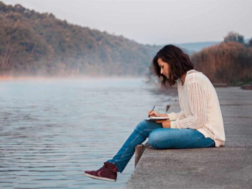 Une femme qui écrit dans son journal.