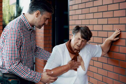 Une femme malade avec son médecin.