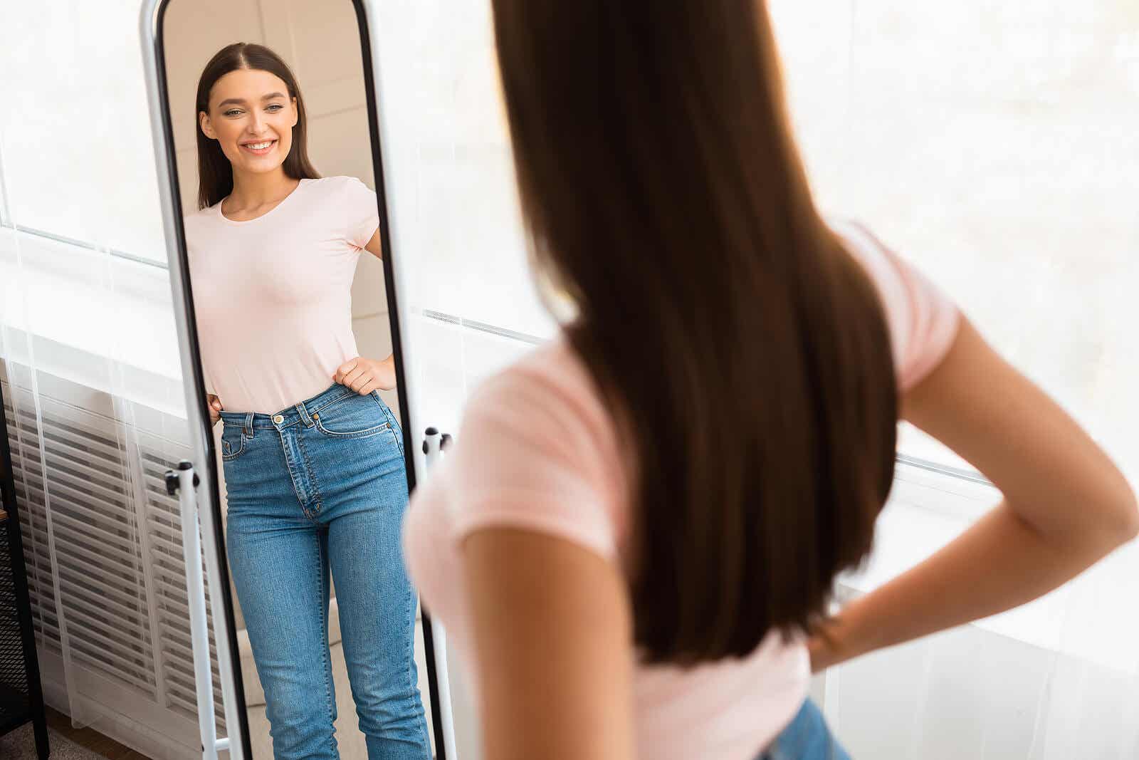 Une femme se regarde dans le miroir.