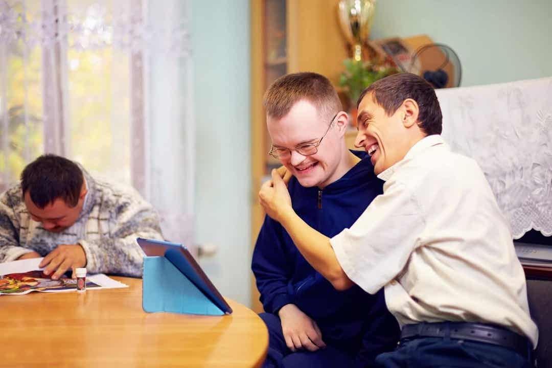 Deux personnes handicapées.