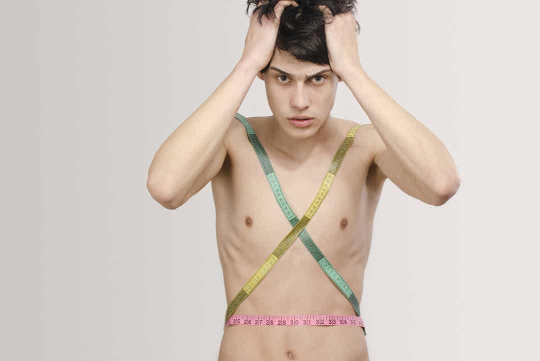 Un homme avec une image corporelle négative.