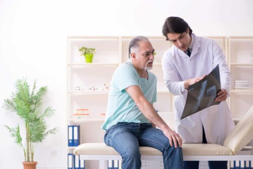 Un homme lors d'une consultation médicale.