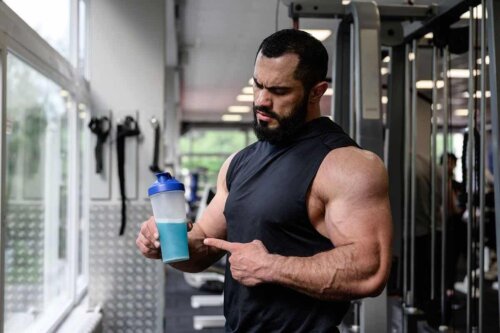 Un athlète qui boit une boisson sportive.
