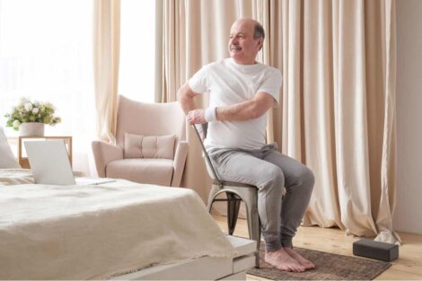 Un homme qui fait du yoga sur une chaise.