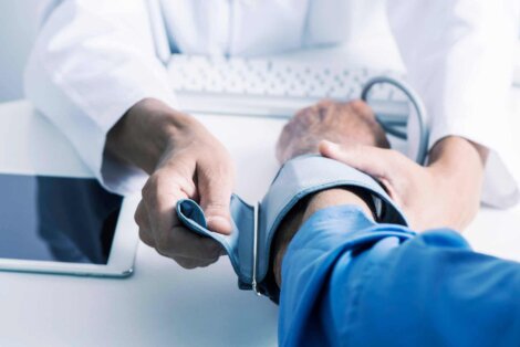 l'hypertension artérielle, une des maladies communes de la vieillesse.