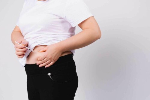 Une injection sous-cutanée d'insuline.