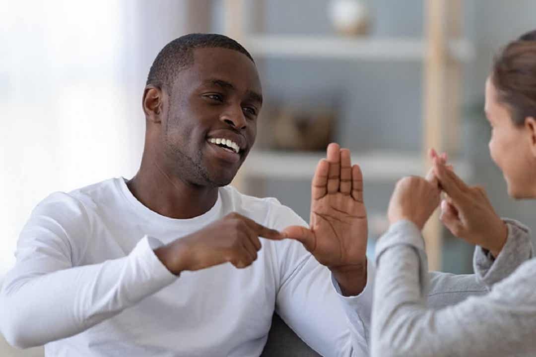 Le langage des signes chez les personnes handicapées.