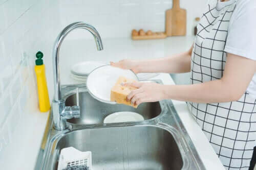 8 clés pour faire la vaisselle à la main