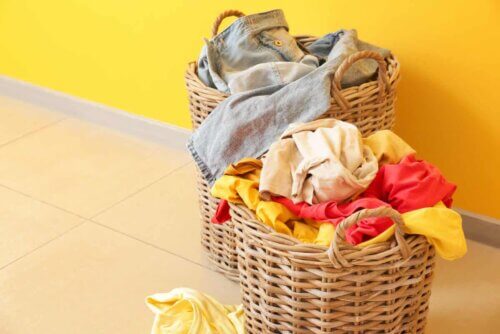 Un panier de linge sale.
