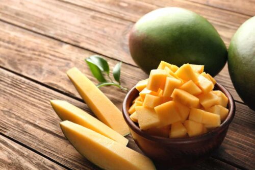 Des dés de mangue dans un bol.