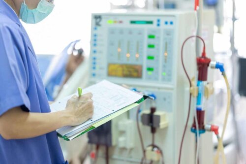 Un soignant qui surveille une hémodialyse.