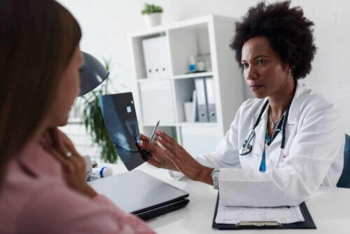 Un médecin et sa patiente.