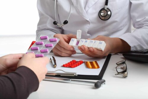 Un médecin qui prescrit des médicaments.