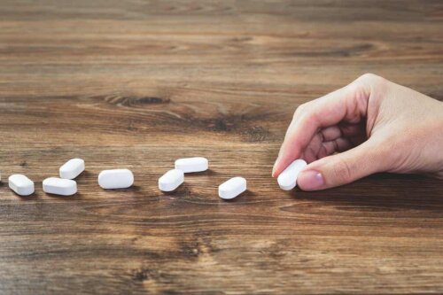 Des médicaments sur une table.