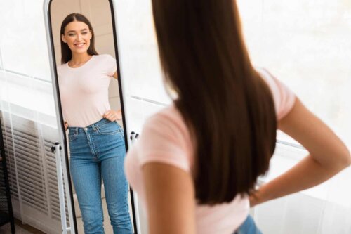 Une femme qui se regarde dans un miroir.