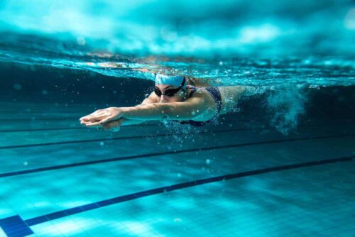 Une femme qui nage en piscine.