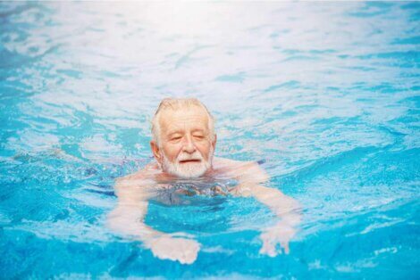 La natation chez un homme âgé.
