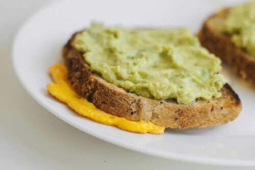 Pain au quinoa avec du guacamole.