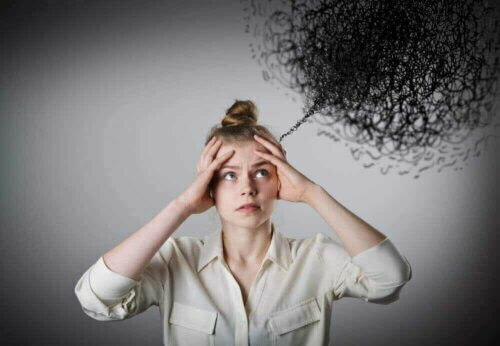 Une femme qui a des pensées obsessionnelles.