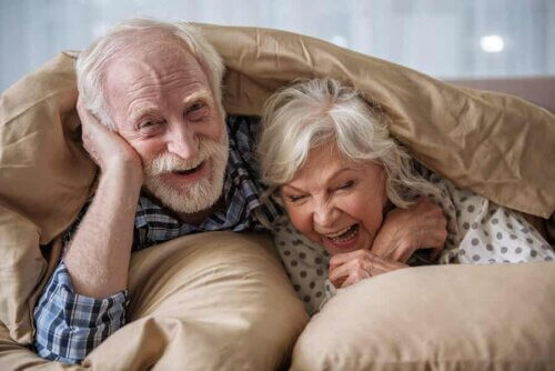 Deux personnes âgées au lit.