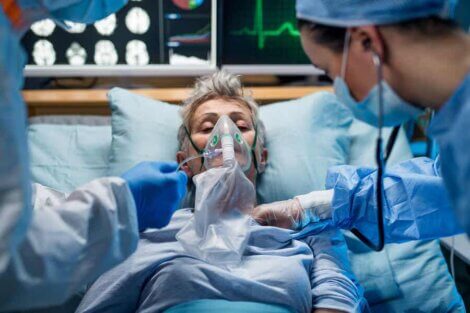 Une personne atteinte de pneumonie en soins intensifs.