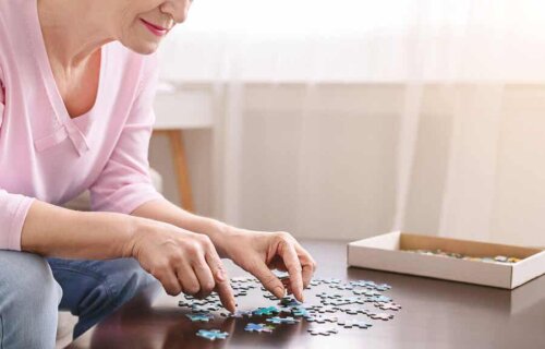 Une femme qui fait un puzzle. 