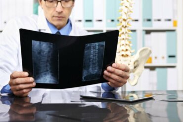 Qu'est-ce que la laminectomie et quels sont ses risques ?