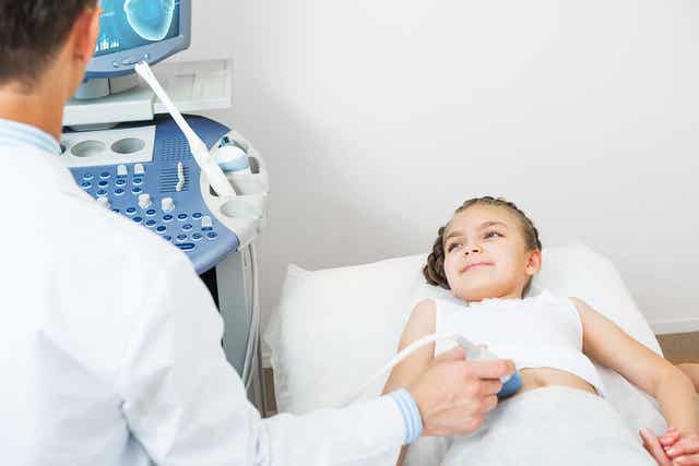 Une petite fille malade.