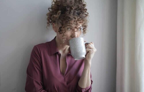 Une femme qui se détend.