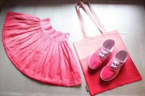 Teindre des vêtements en rose.