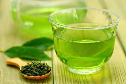 Le thé vert est bon pour la bouche.
