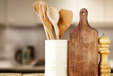 Comment laver et désinfecter les ustensiles de cuisine en bois