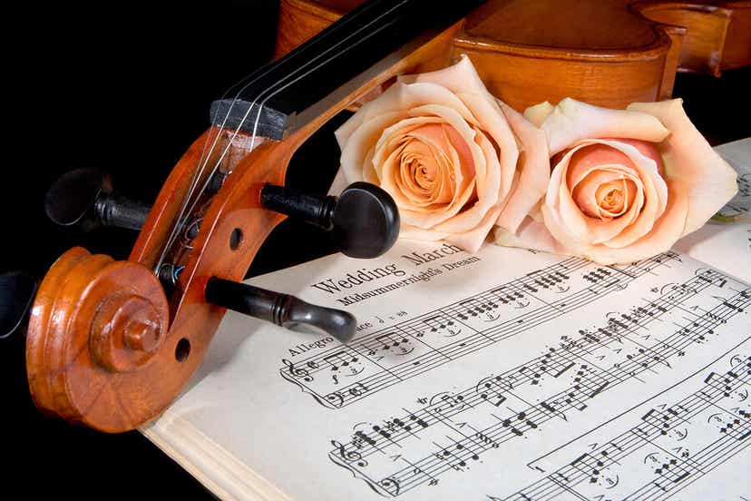 Un violon avec une partition.