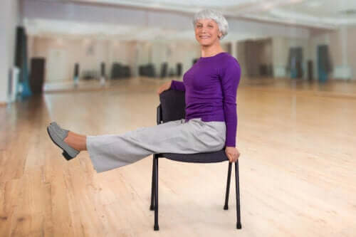 Exercices de yoga sur chaise pour les personnes âgées