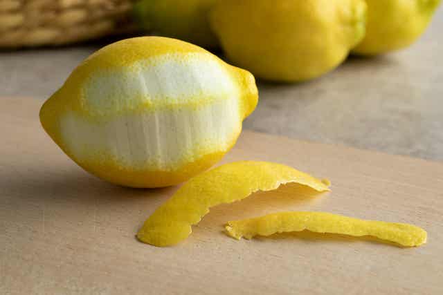 Des zests de citron.