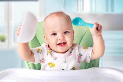 Un bébé au moment du repas.