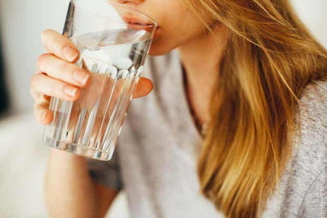 Une femme qui boit de l'eau.