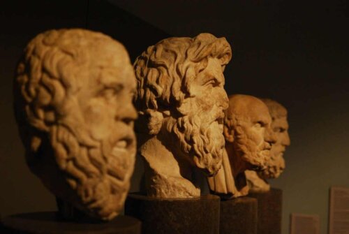 Des bustes de philosophes grecs.