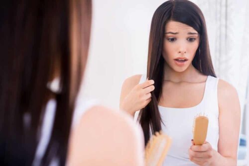 Une femme avec des cheveux qui tombent.