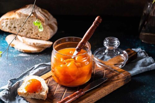 Pot de confiture de pêches avec du pain.