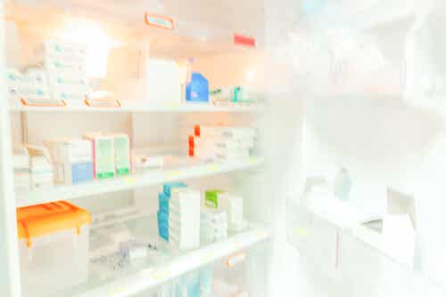 Des médicaments dans un réfrigérateur.