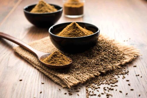 Du cumin en poudre sur une table.